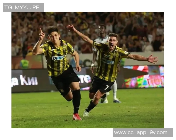 阿拉木图凯拉特门将母亲因年轻外貌走红球迷误以为是姐弟关系